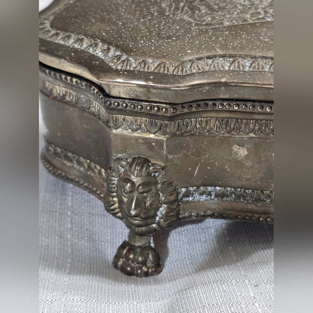 Vintage International Silver Co. Lion Crest Metal Trinket Hairpin Jewelry Box - Picture 5 of 11